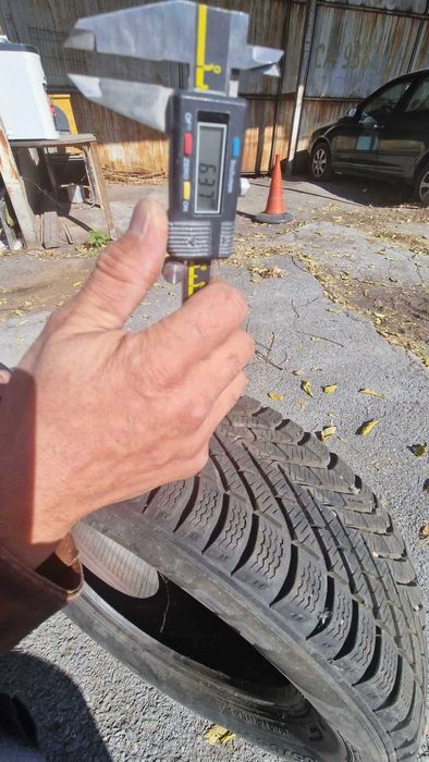 Зимни гуми PIRELLI 185/65 R15 - ползвани един сезон - 4 броя - 240 лв.