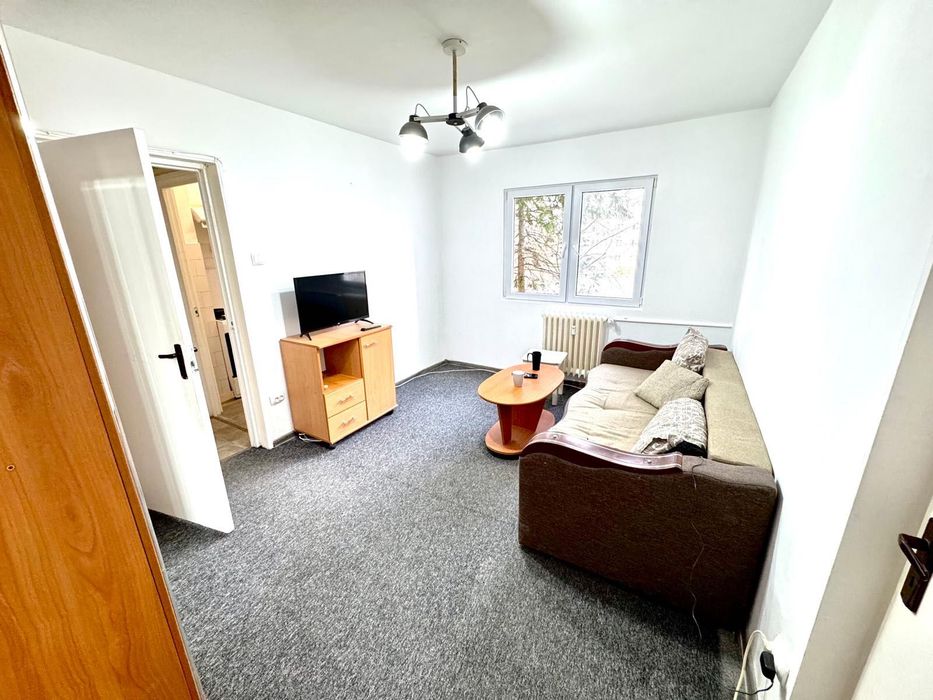 Închiriez apartament cu 2 camere semidecomandate