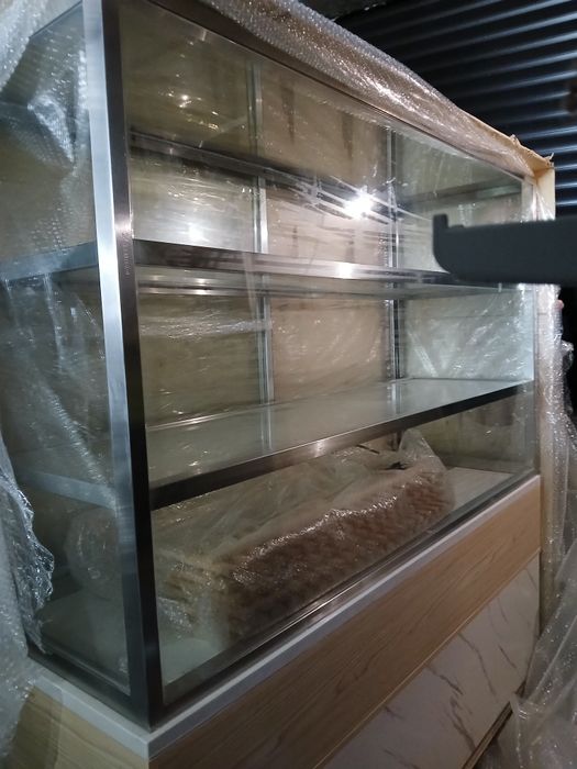 Топла витрина...