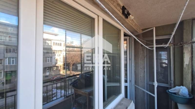 Тристаен югоизточен апартамент за продажба, в тухлена сграда в близост