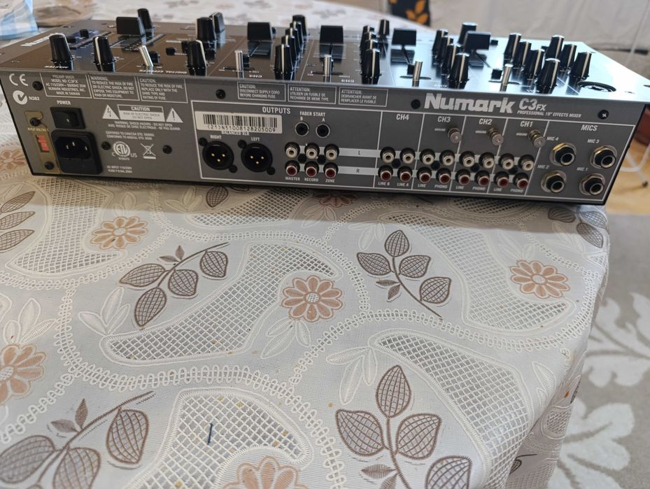 Професионален пулт Numark C3FX