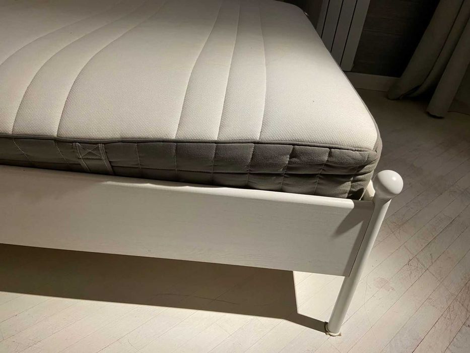 Кровать с полками