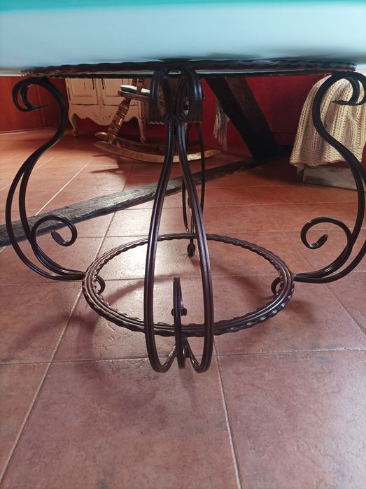 Маса, ковано желязо, матирано стъкло