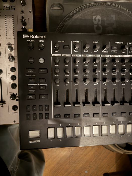 Roland Tr-8S groovebox