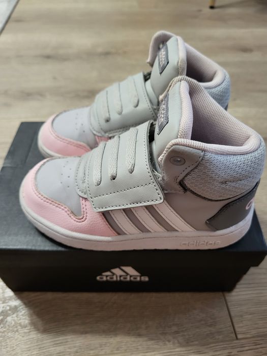 Vand ghetute fetite marca Adidas, marimea 27