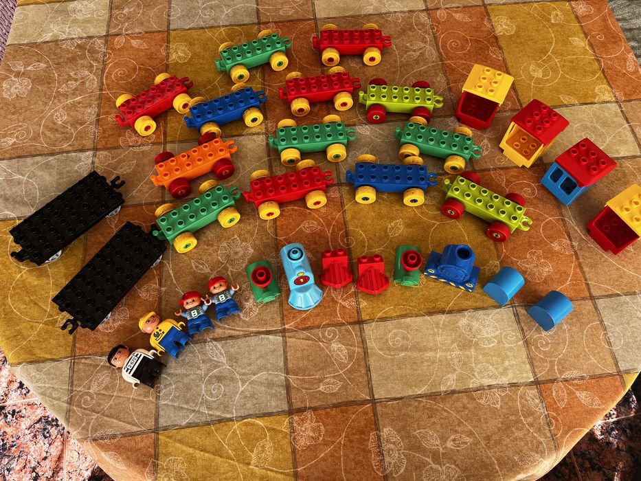 Lego Duplo влакове, локомотиви, релси, бариери. Като нови. Лего Дупло