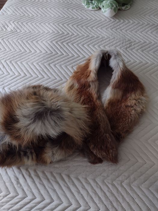 Зимен комплект ,шапка и яка от естествен косъм.