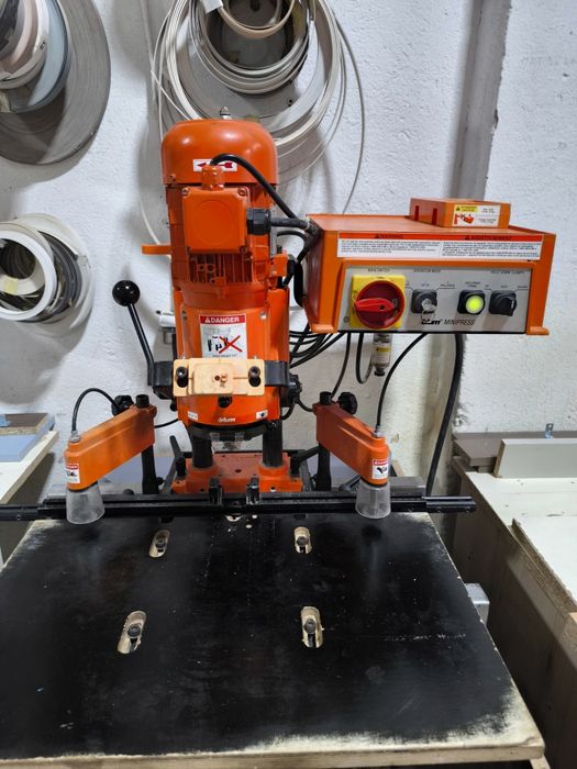 Minipress US blum.  220 V