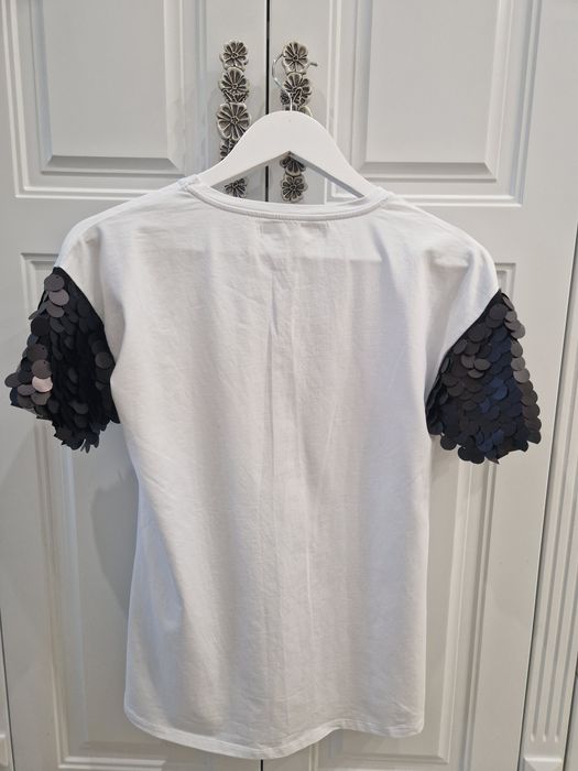 Спортно-елегантна дамска тениска - бяла с черни елементи, пайети