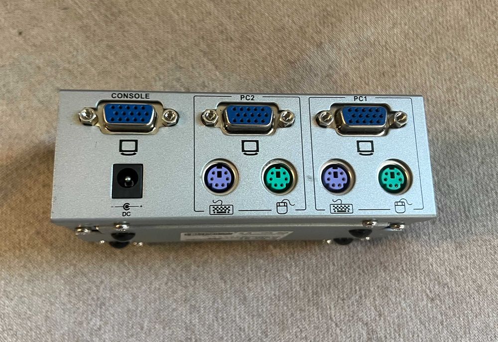 KVM Switch 2 porturi VGA PS2 Sitecom KV005 control 2 PC