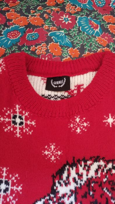 Свитеры .красны.