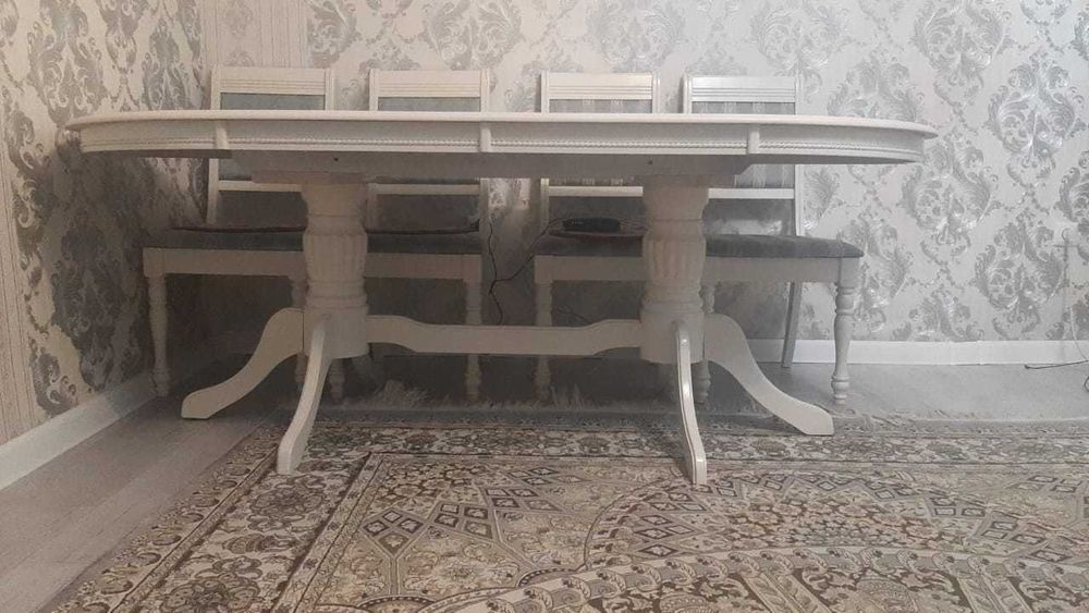 Стол и стулья для гостиной