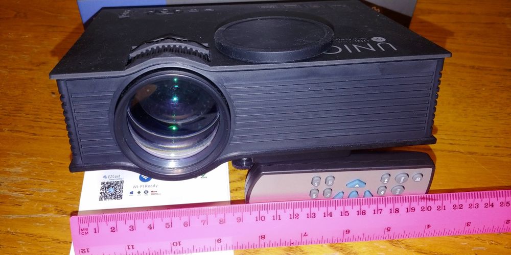 videoproiector UNIC lampa LED