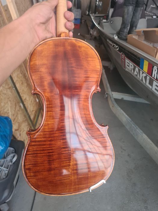Se vinde vioara academi Hora Reghin