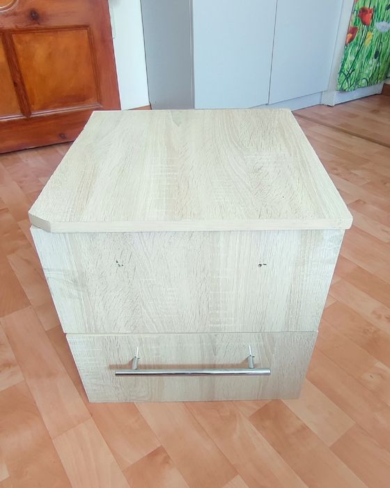 Продам 2 тумбочки прикроватные.
