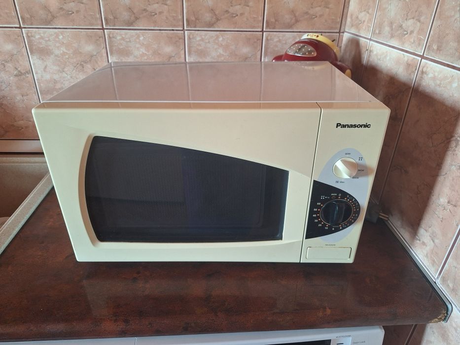 Cuptor cu  microunde in stare de functionare