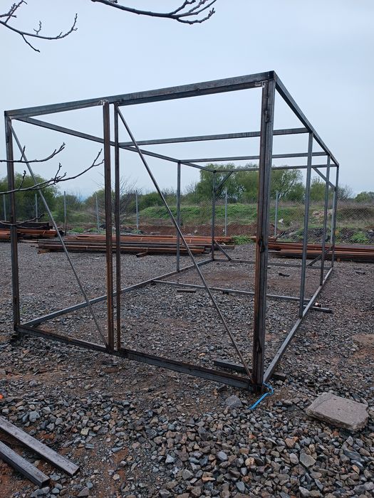 Здрава метална конструкция тип скеле с монтаж