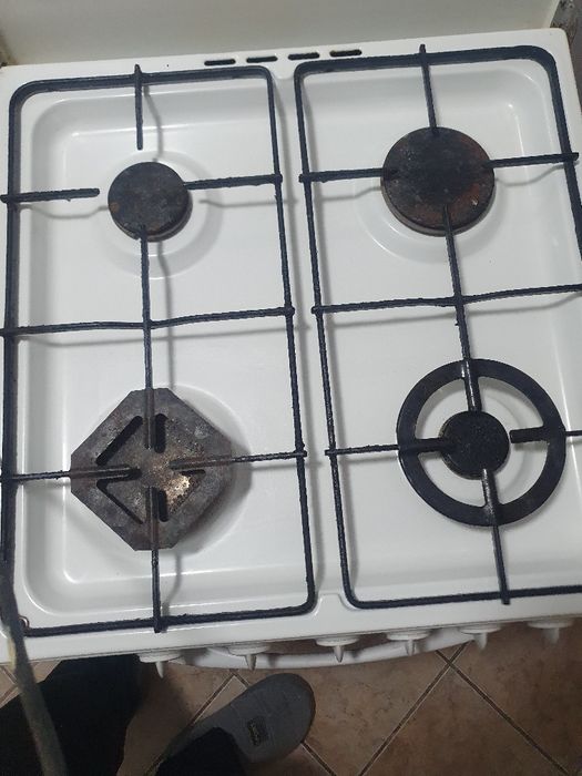 Vând aragaz zanusi cu gril electric