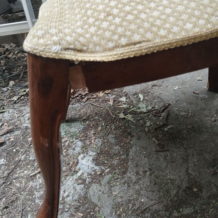 Продаю  сломанный  мягкий стул