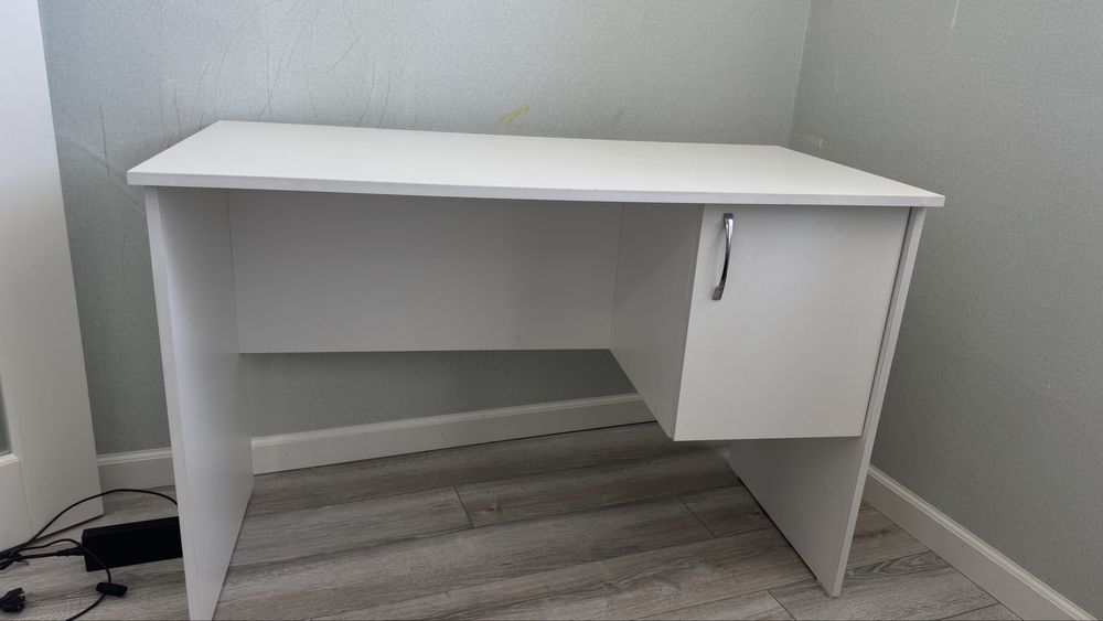 Продам стол белый