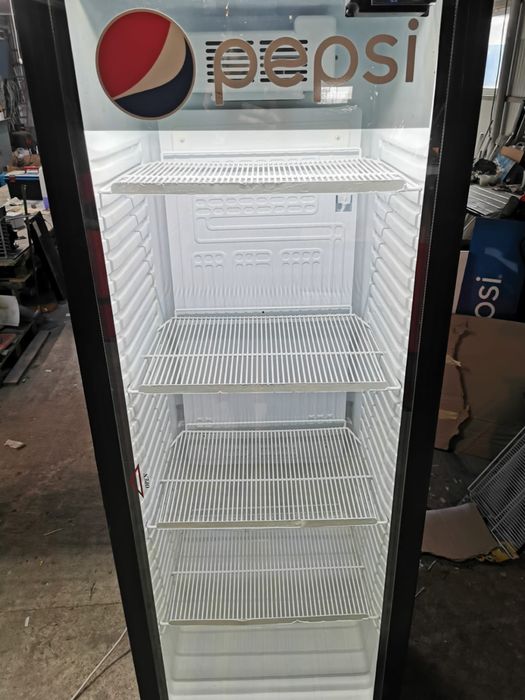 Vitrina frigorifica verticala pentru bauturi și racoritoare