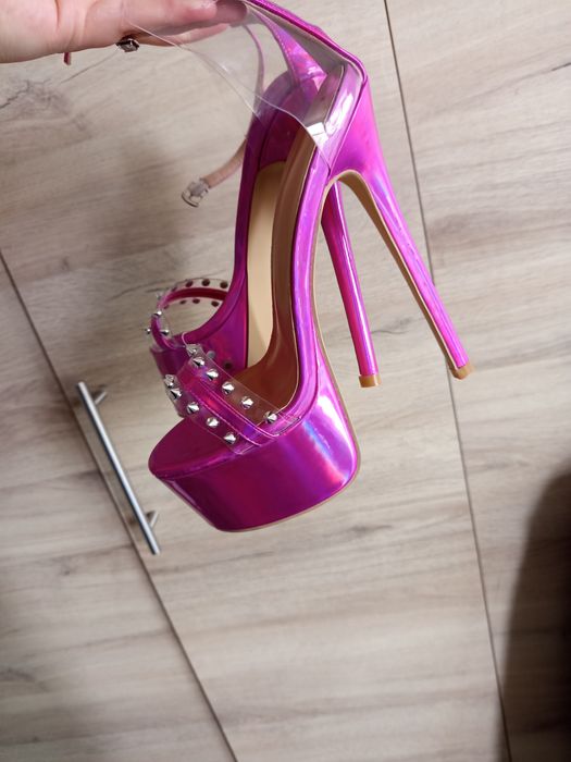 Дамски обувки на висок ток