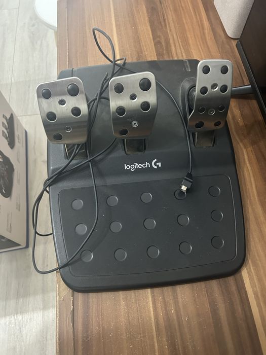 Продам игровой руль Logitech G29