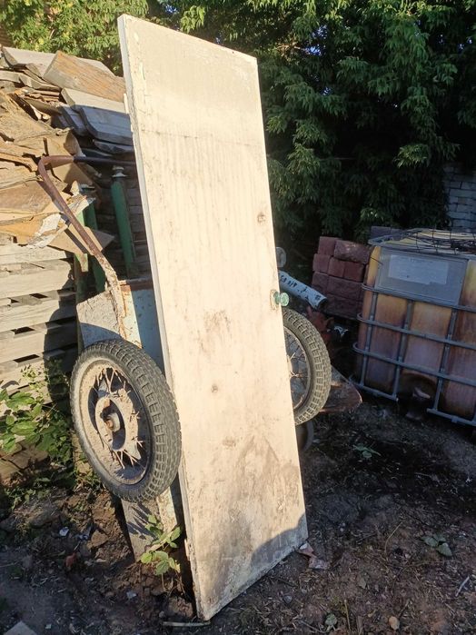 Продам деревянную дверь 200х60 см.