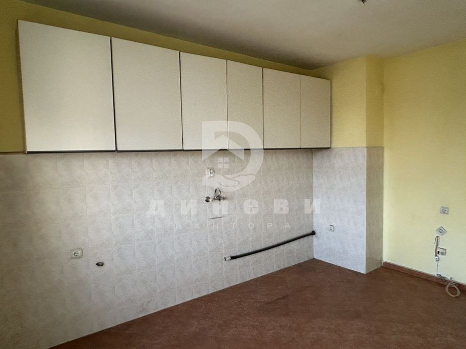 Тристаен апартамент до Търговската Гимназия