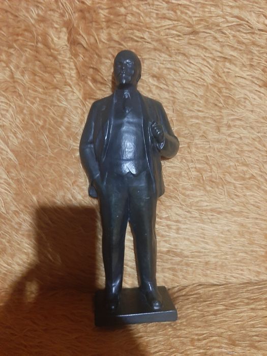 Бронзова статуя на Ленин