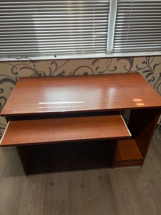 Голямо офис бюро разглобено – с поставка за клавиатура и шкаф