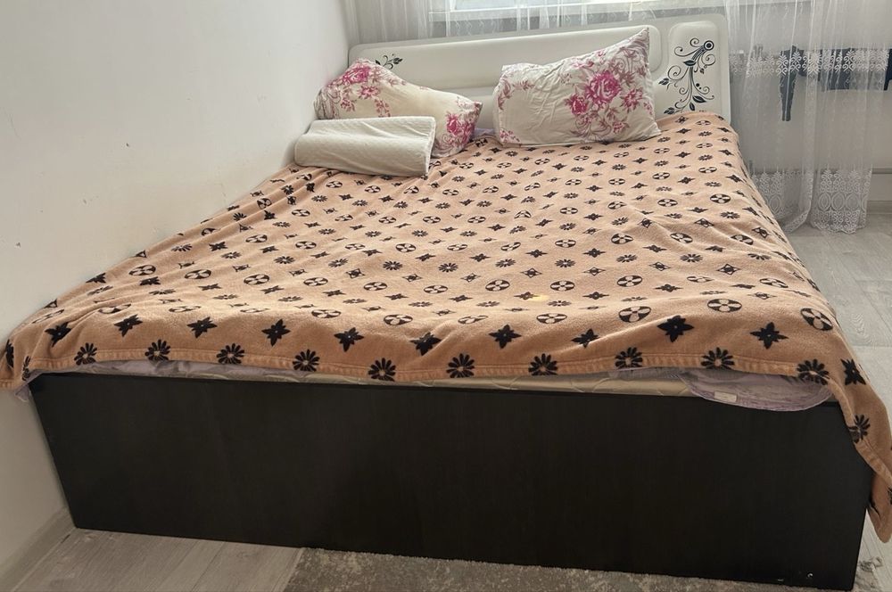 Спальный кравать