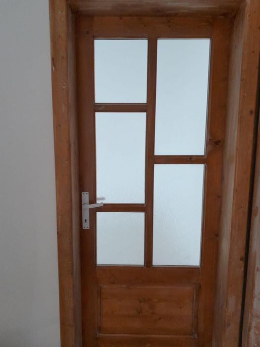 Vand usi din lemn masiv (brad)