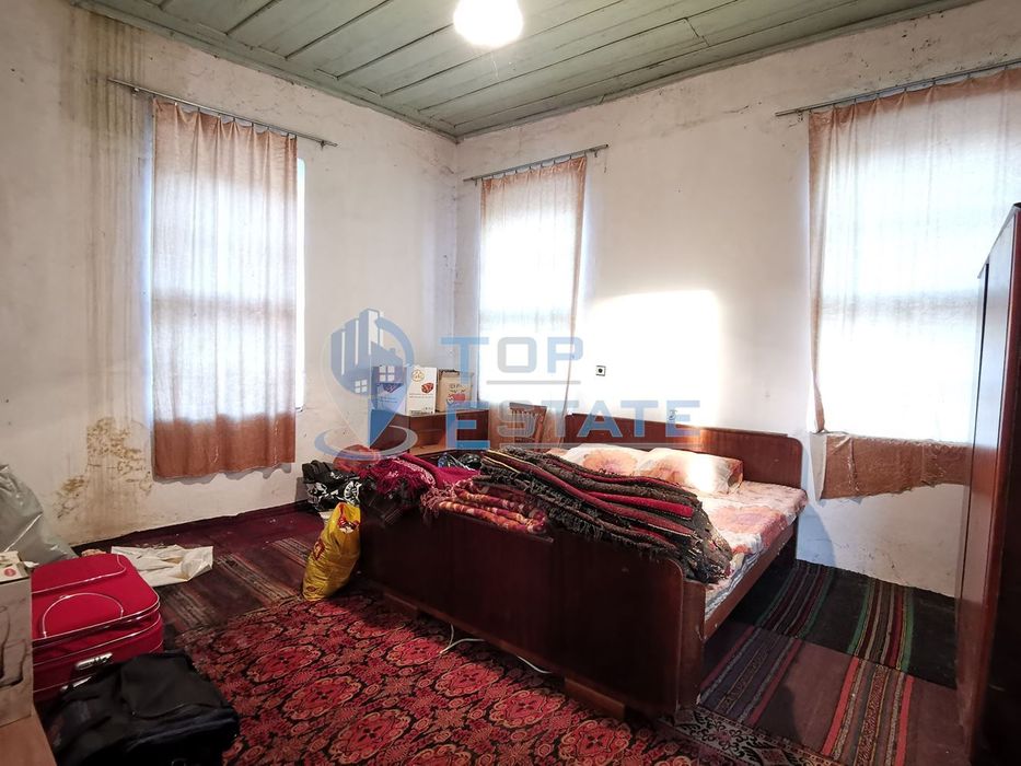 Двуетажна къща с шест стаи и вътрешна баня с тоалетна в село Беброво