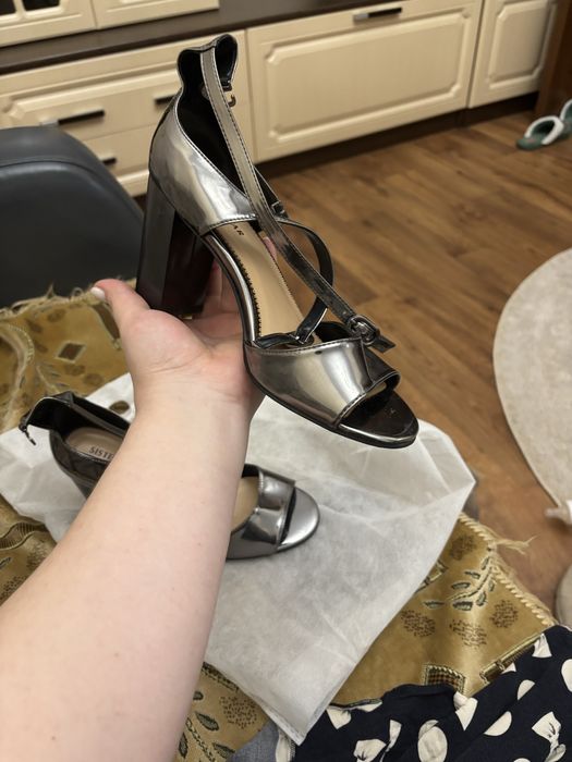 Босоножки на каблуке