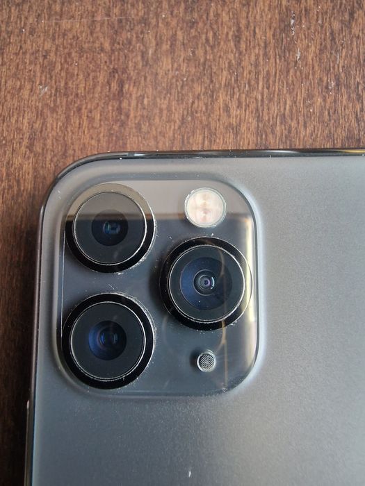 Пордавам IPhone 11 Pro с ПОДАРЪК 3 гръбчета и кабел AUX.