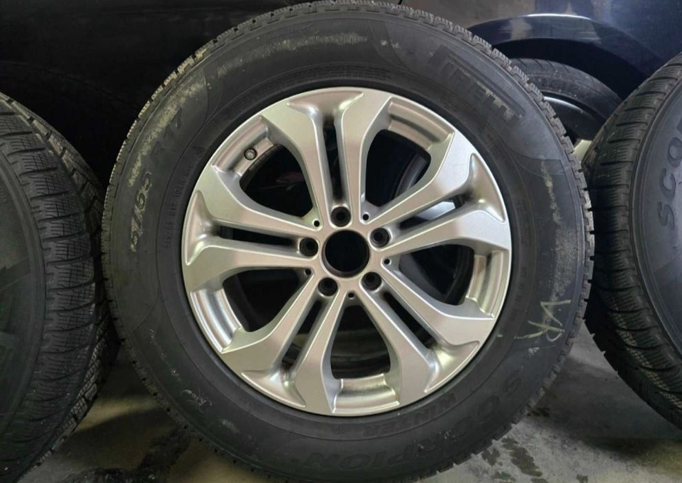 Гуми 4бр Pirelli 235/65/R17 с оригинални Джанти за Mercedes GLC