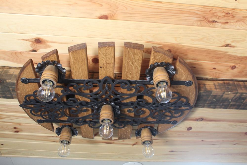 Ръчна изработка на битово осветление от дъно на дъбово буре.