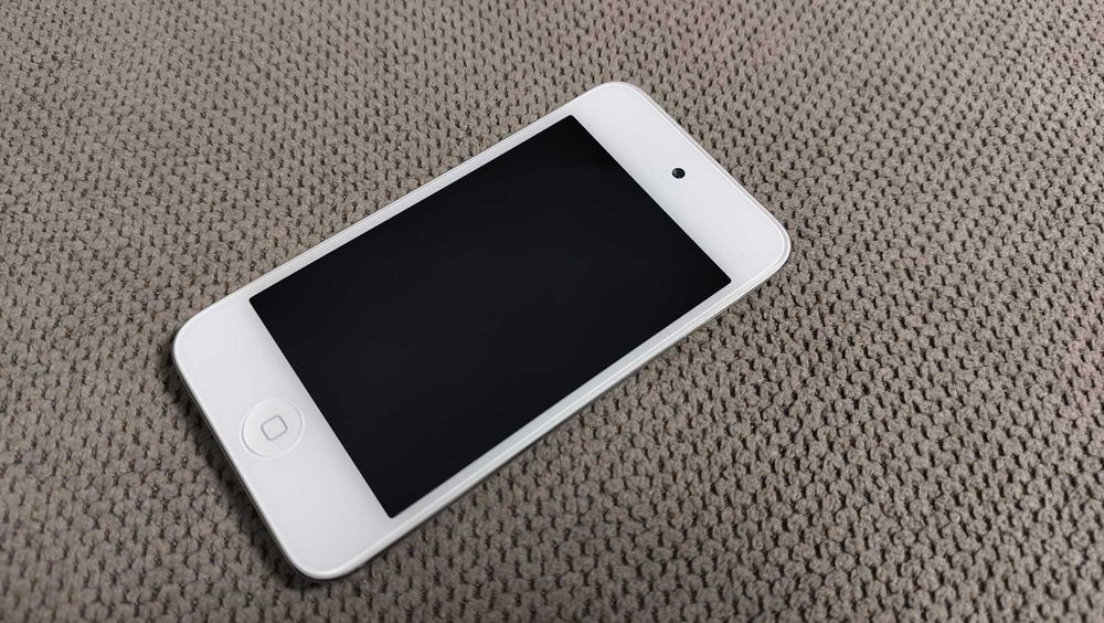 Apple iPod touch 4th Gen 8GB White model MD057KN