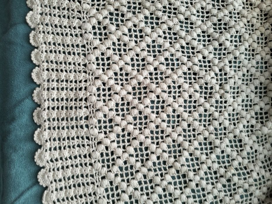 Cuvertura din lână si ie brodata