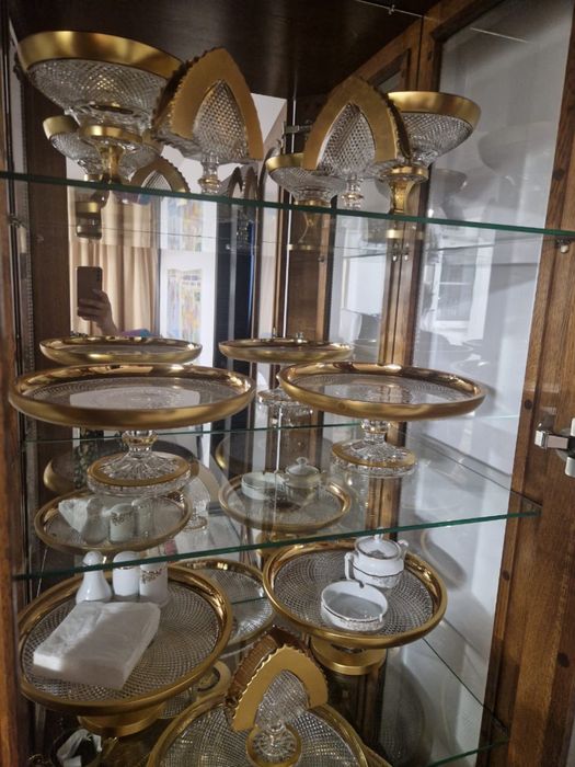 Продается витрина для посуды