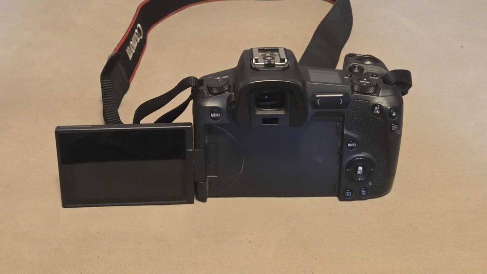 Canon EOS R + 4 батерии + 3 SD карти