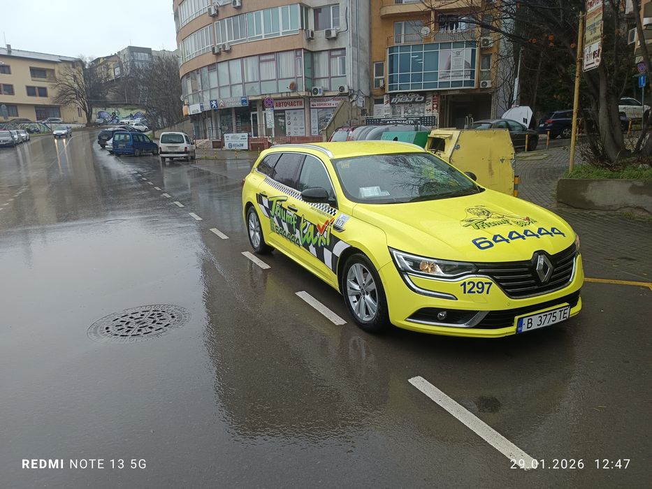 Автомобила е в много добро състояние както технически така и козметичн