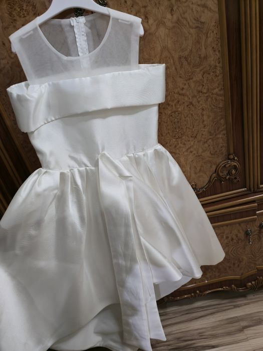 Вечерние платья для девочек 9 лет. В отличном состояние