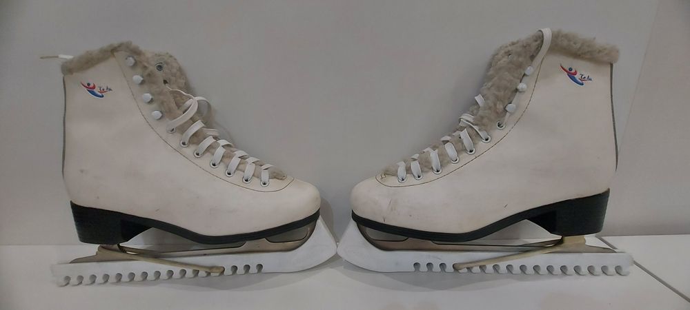 Продам женские коньки 41 размера.