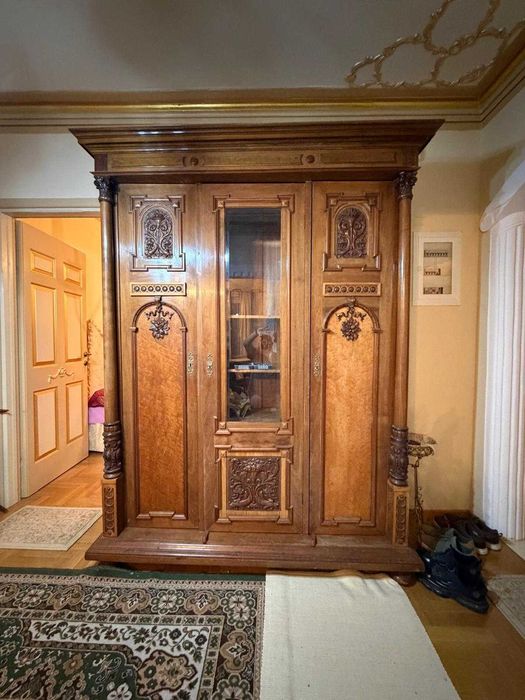 Трикрилен класически гардероб от масивно дърво