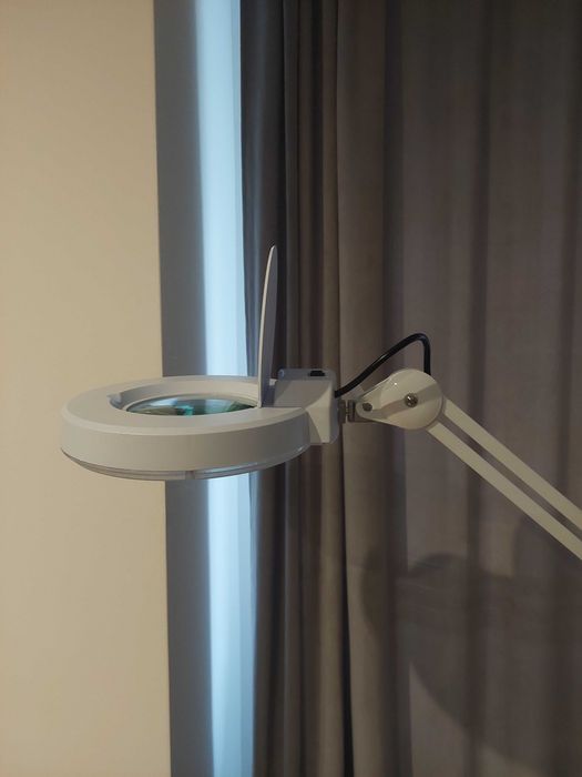 Lampa cosmetica led cu lupa 5× si picior pe roti