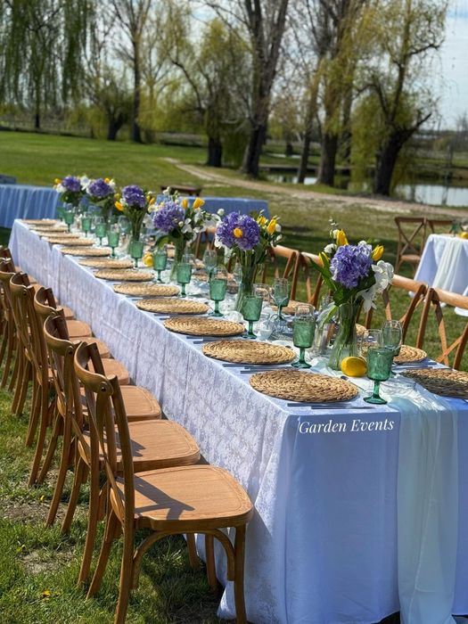 Scaune lemn pilgrim crossback mese de inchiriat / ghirlande luminoase