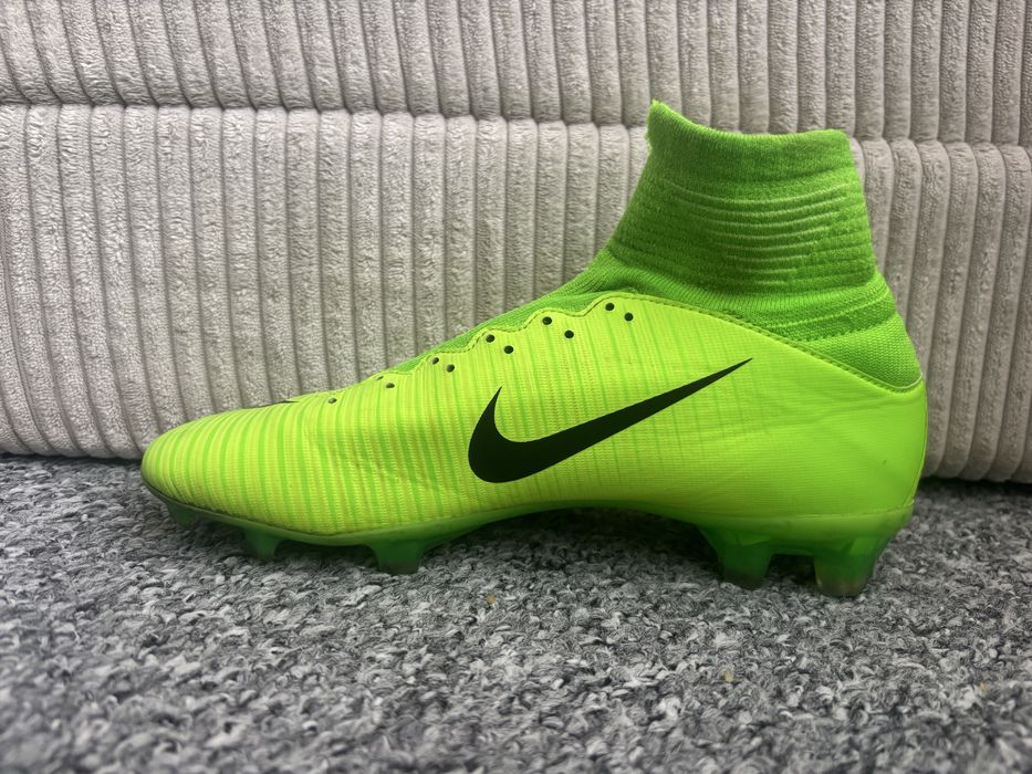Продавам Бутонки Nike Mecurial Superfly V FG почти в чисто нов вид.Цената е 60€