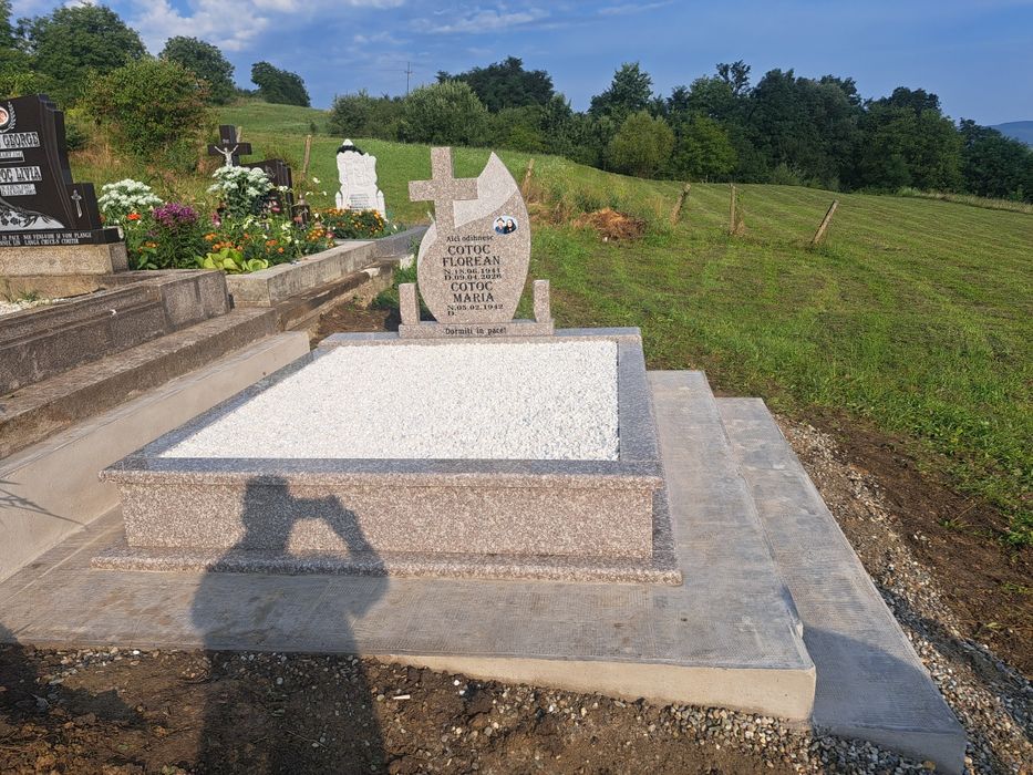 Executam Monumente Funerare din marmura granit și mozaic